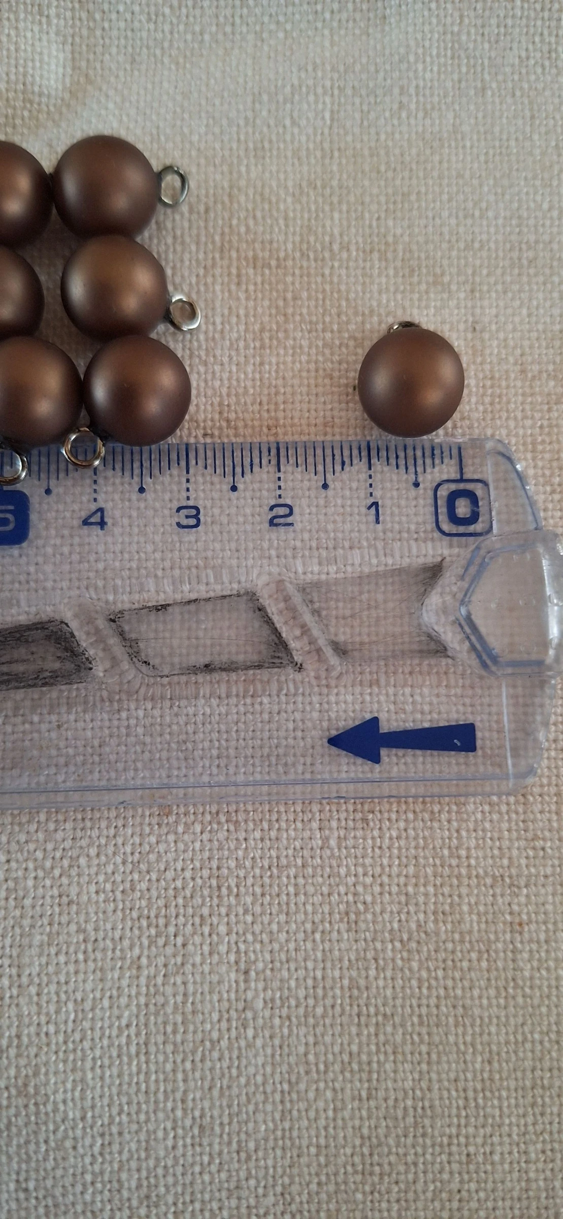 10 boutons 1 cm à coudre imitation perles de culture marron 